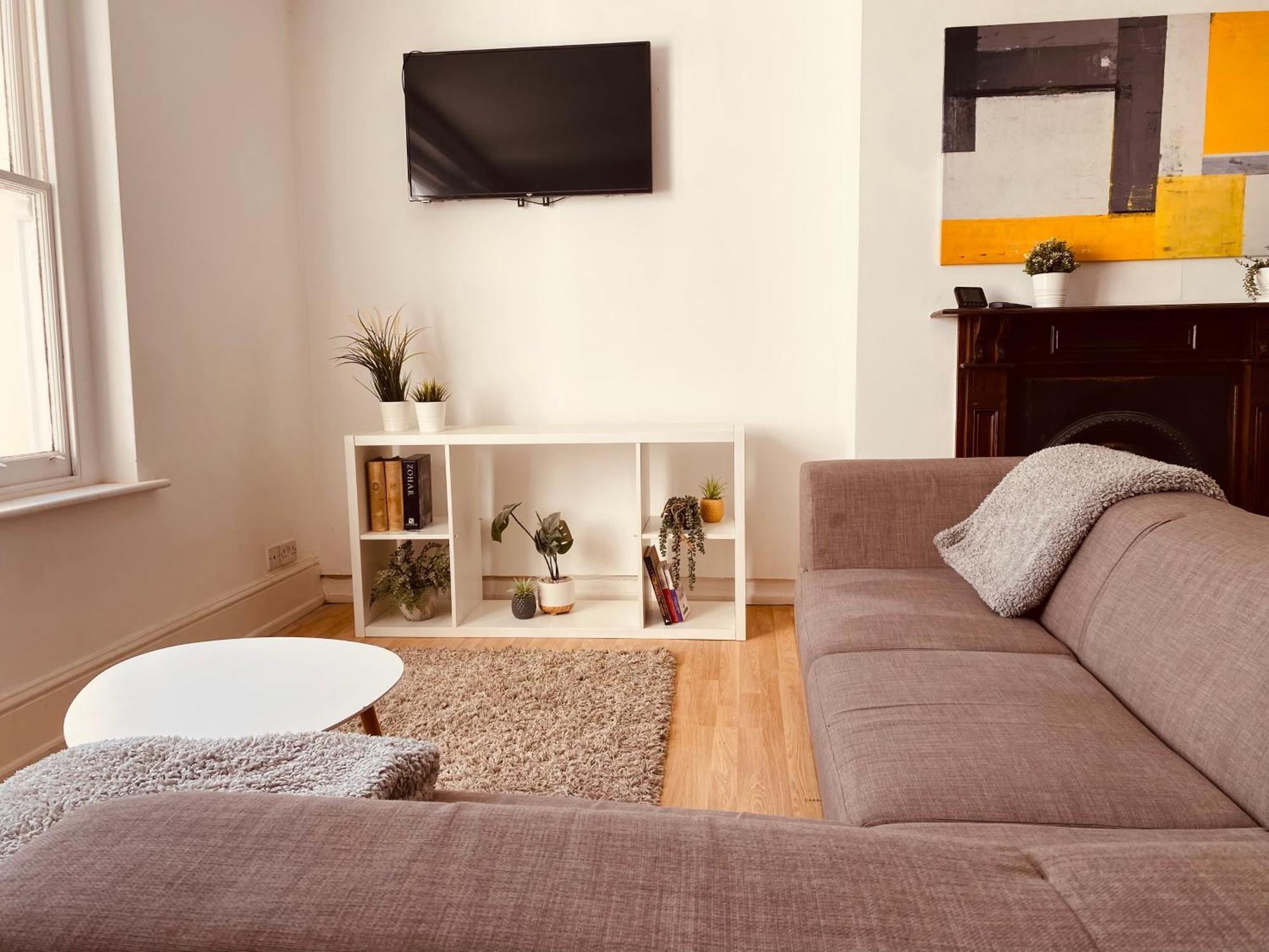 Iconic Location 3 Bed 2 Bath Flat Near Regents Park Londra